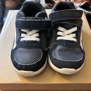 OshKosh Retra-W Kids Navy and White Velcro Sneakers